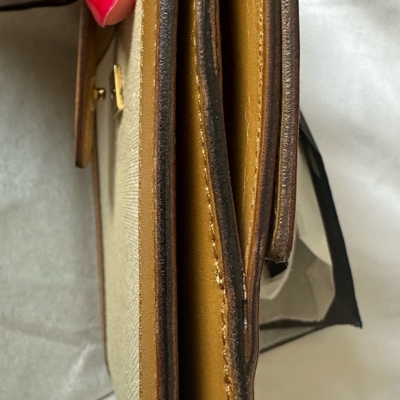 Gucci Small Canvas with  gold hardware , box and store card included - Picture 6 of 10